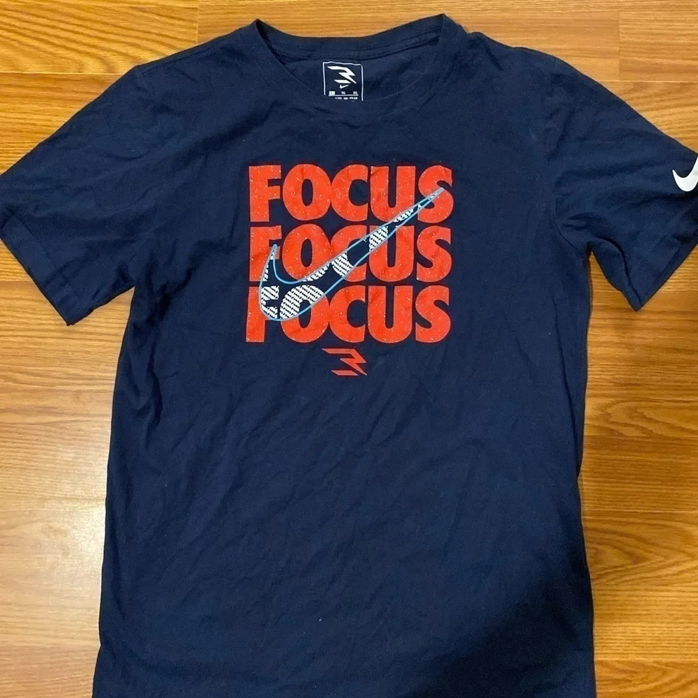 Nike Tee size XL (13-15 years) (GJ)